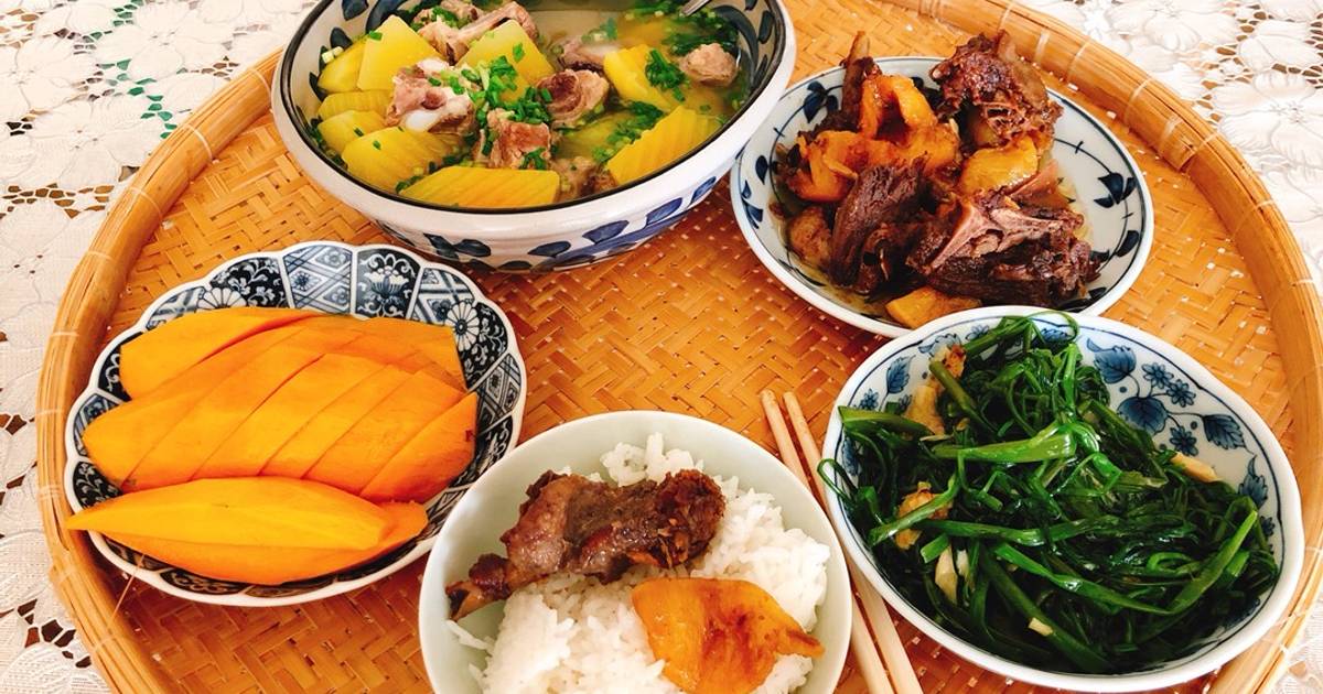 Vịt ram thơm với nước dừa.
Canh bí đỏ sườn non “ 
Rau muống xào tỏi “