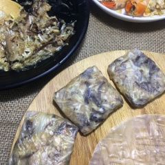 Cho vào chả 1 quả trứng gà. Miến băm nhuyễn, trộn đều với hỗn hợp. Làm ướt bánh tráng, cho nhân vào giữa cuốn chả thành hình vuông. Bắt chảo dầu nóng chiên nhanh cho chả vàng đều.