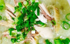 Tắt bếp, múc cháo gà đậu xanh ra tô, rắc hành lá cắt nhỏ lên trên và ăn ngay cho nóng nhé! Với cách nấu cháo gà đậu xanh này, hương vị đậm đà cùng thịt gà mềm ngọt và đậu xanh bùi bùi, đảm bảo cả nhà sẽ tấm tắc khen ngon đấy. Bên cạnh đó, cháo gà đậu xanh còn làm món cháo giải cảm bổ dưỡng, rất tốt cho sức khỏe nữa đấy.