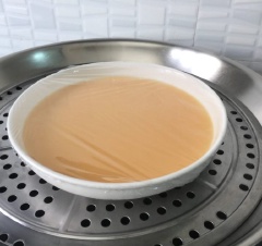 Đun sôi nước trong nồi hấp rồi đem trứng đi hấp 10 phút. Trong lúc hấp trứng thì đặt chảo lên, cho dầu vào đun nóng, cho tỏi vào chiên vàng, sau đó đổ ra tô.
