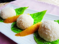 Lăn bánh qua vụn dừa. Thực hiện tương tự với phần bột còn lại. Vậy là đã hoàn thành món bánh mochi xoài Nhật Bản rồi đấy! Chỉ việc mời cả nhà thưởng thức thôi.