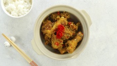 Dọn món ra đĩa. Món dùng chung với cơm, thưởng thức khi còn nóng.