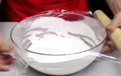 Dùng màng bọc thực phẩm bọc kín tô bột. Cho vào tủ lạnh để qua đêm. Sau đó lấy ra dùng muôi khuấy đều bột lên.