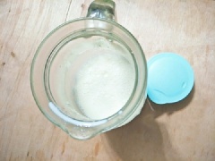 Rót hỗn hợp sữa vào 1 cái hũ sạch, đậy kín nắp và ủ sữa nơi kín gió, nơi có nhiệt độ ấm 1 chút là được, ủ như vậy khoảng 9-10 tiếng cho sữa lên men sẽ có độ chua, tùy theo bạn thích chua ít hay nhiều mà thời gian sẽ thay đổi 1 chút nhé!