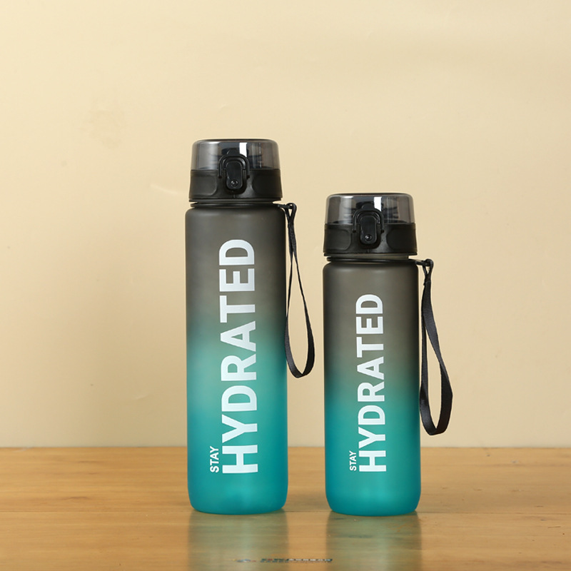Sports drinking bottle with flip cap, 750–1000 ml