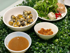 Đun nóng 2 muỗng canh nước mỡ, phi thơm tỏi ớt băm, cho trứng cút lộn vào đảo sơ. Thêm nước me đã pha vào, nêm nếm cho vừa miệng, xào khi nước me rút bớt kẹo kẹo lại là được.