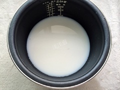 Gạo nếp vo sạch, cho vào nồi cơm điện, thêm vào 100ml nước cốt dừa và nước lọc sao cho ngập hạt nếp một chút (lượng nước như nấu cơm). Thêm đường và muối vào, trộn đều lên. Bật nút "Cook" và nấu đến khi xôi chín nhé!