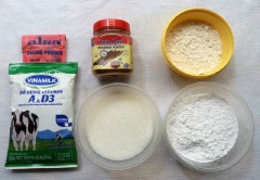 Nguyên liệu: sữa tươi, bột nổi, bột quế, đường, bột gạo, bột mì. Khoai lang rửa sạch, gọt vỏ, cắt khúc đem hấp chín.