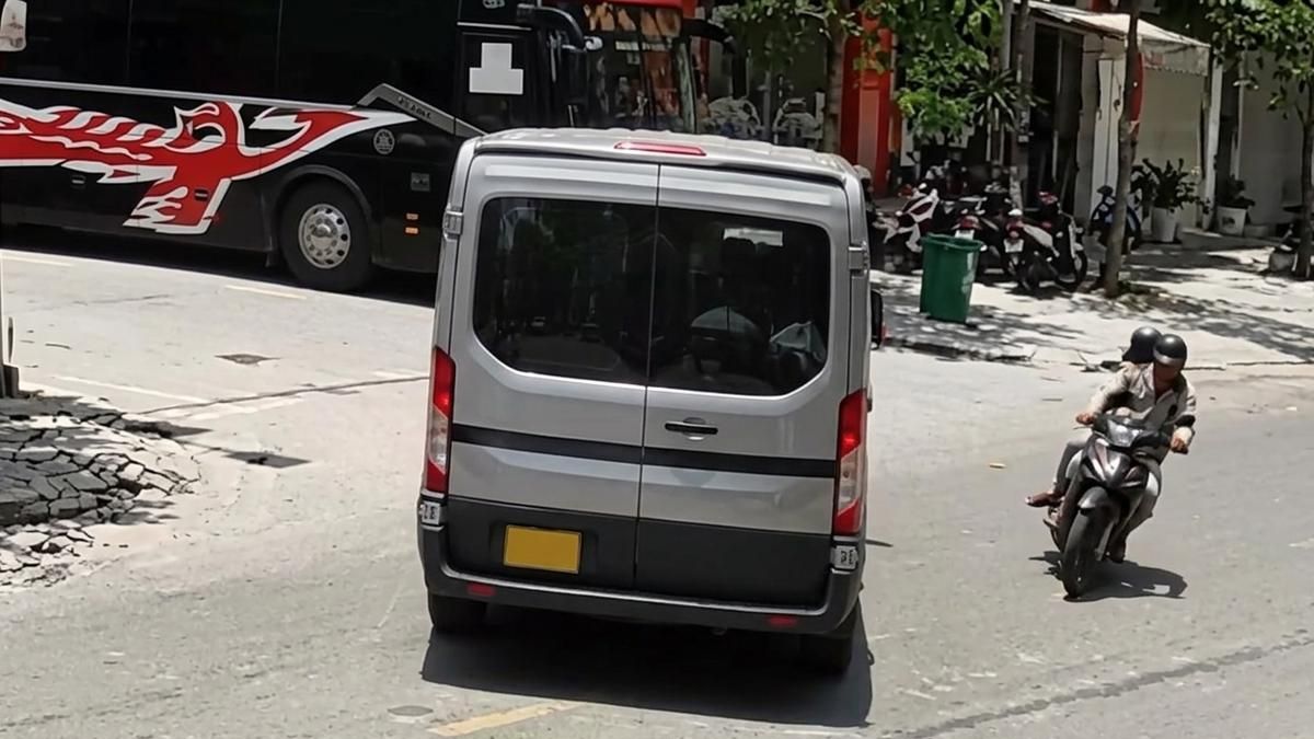 Phóng tốc độ 'đạn bắn', xe máy tông mạnh xe khách đang rẽ sang ngã ba - Báo Xây Dựng