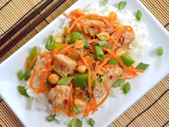 Món gà xào rau củ có màu vàng óng trông thật bắt mắt cùng với vị ngọt nhẹ, hơi cay cay quyện vào vị bùi thơm của đậu phộng.