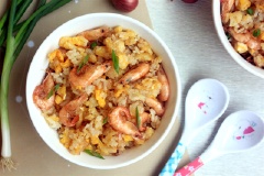 Bày món ăn ra đĩa, dùng nóng. Chan thêm tương ớt, nước tương nếu thấy nhạt.