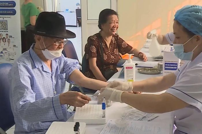 500 người cao tuổi được khám, tư vấn sức khỏe miễn phí - Đài Phát thanh và truyền hình Hà Nội