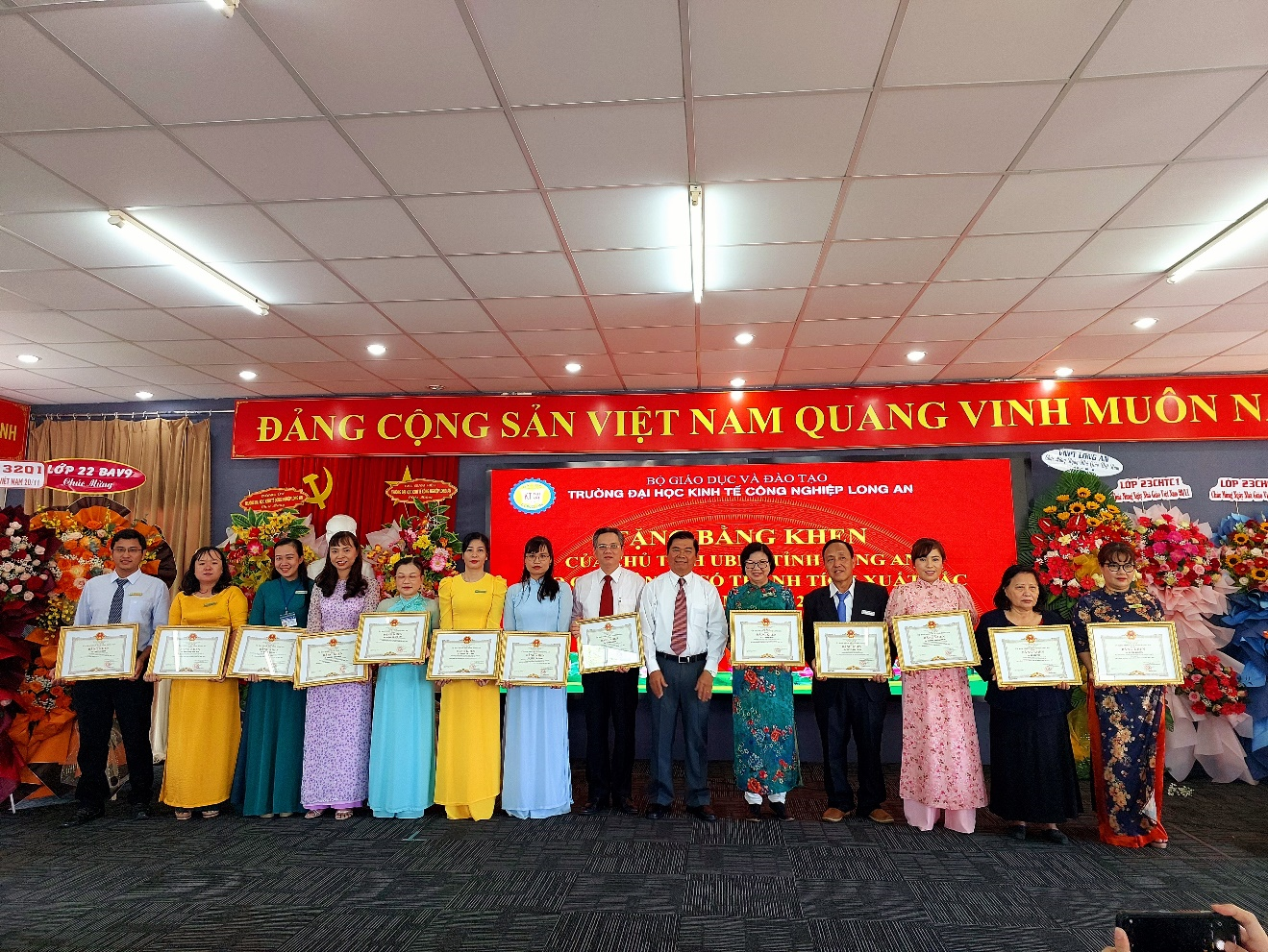 Trao bằng khen của UBND tỉnh khen thưởng các cá nhân hoàn thành xuất sắc nhiệm vụ năm học 2022-2023