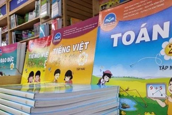 Miễn phí sách giáo khoa: Đồng thuận cao, nhưng lo 'sách cũ, quản lý khó' - Báo Tri thức &amp; Cuộc sống