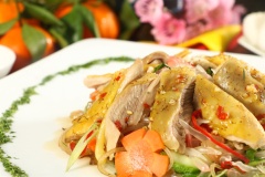 Món gỏi bưởi thịt gà vừa thanh mát vừa giòn ngọt, ăn vào thấy được đầy đủ các hương vị chua cay mặn ngọt, thêm thịt gà dai dai, khô gà lạ miệng, những tép bưởi bùng nổ theo từng lượt nhai, mới nghe thôi đã thấy quyến rũ lắm rồi. Chỉ cần một chút biến tấu nho nhỏ, món gỏi cho ngày tết của gia đình bạn sẽ thêm phần đa dạng sắc màu và chắc chắn sẽ hết veo ngay khi vừa dọn ra đấy.