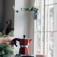 Cho nước vào bình moka tới dưới van thoát khí thì ngừng. Cho 30gr cafe xay loại ngon vào filter, gõ nhẹ và gạt bớt cafe thừa ra khỏi filter, cho vào bình, vặn chặt nắp, bắt lên bếp lửa đun sôi cho tới khi cafe ra hết.
