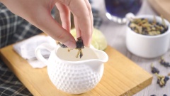 Hãm 15gr hoa đậu biếc với 100ml nước sôi là ta đã có trà hoa đậu biếc. Đổ 100ml trà đậu biếc vào nồi rau câu trộn đều, đến khi sôi rồi tắt bếp và rót vào chai nhựa sạch có đầu nhọn (như chai tương ăn phở, hoặc bạn có thể dùng chai tương ớt rửa sạch cũng được)