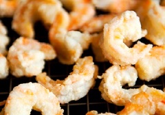 Để chảo dầu thật nóng, cho tôm vào chiên vàng đều ở lửa to rồi vớt ra để ráo dầu.