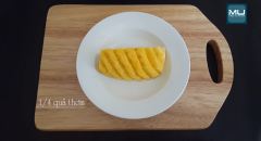 Cá kình mua về làm ruột, rửa sạch. Xẻ 2,3 đường xiên thân cá cho cá nhanh thấm gia vị. Sau đó ướp nước mắm, muối, tiêu. Thơm cắt vỏ, làm sạch mắt thơm, thái lát mỏng.