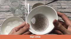 Pha trà Lipton vị đào vừa khẩu vị. Ngâm hạt chia khoảng 2-3 tiếng.