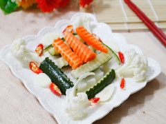 Rau củ muối chua là món ăn dưa món dễ làm cho ngày Tết, nguyên liệu rẻ và dễ tìm. Nếu rảnh tranh thủ ngâm vài hũ để dành dùng dần nhé!