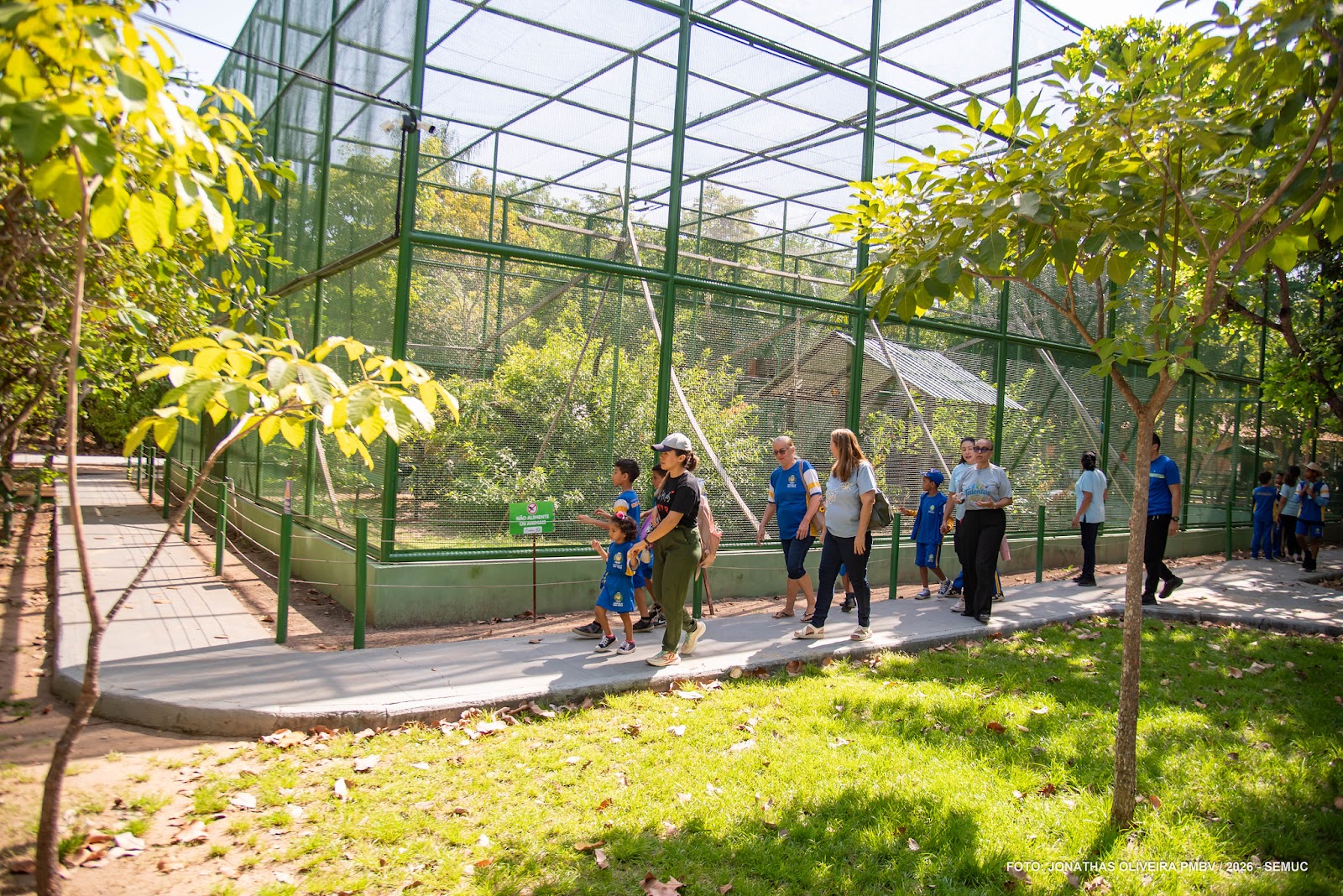 Crianças surdas participam de atividade educativa no aviário do Bosque dos Papagaios em Roraima.
