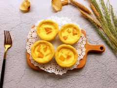 Bánh trứng xoài nướng chín thơm béo là món ăn vặt thích hợp nhâm nhi ăn chơi hoặc đãi khách vào dịp cuối tuần. Những chiếc bánh nhỏ xinh xắn sẵn vị ngọt dịu, ngon miệng sàng sàng chinh phục những người dùng bánh khó tính nhất của nhà bạn luôn nhé.