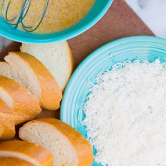 Bánh mì cắt thành từng miếng dày khoảng 2cm, bạn cũng có thể tận dụng bánh mì cũ đã khô. Trong một cái tô lớn, trộn đều trứng, sữa, vani, đường, muối, ớt bột và 1/3 số dừa vụn. Đổ phần dừa vụn còn lại ra một đĩa riêng. Nhúng từng lát bánh mì vào hỗn hợp trứng sữa rồi lăn qua dừa vụn sao cho dừa bám đều 2 mặt.