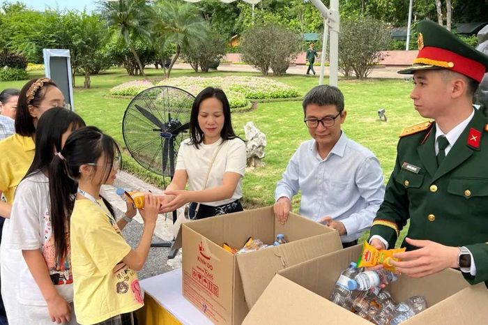 Tặng 45.000 suất nước, sữa, bánh mì cho du khách vào Lăng viếng Bác - Báo Sài Gòn Giải Phóng
