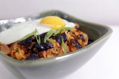 Cơm chiên kim chi cay là sự hòa quyện tuyệt vời giữa những hạt cơm trắng ngần và kim chi đỏ au, cho món cơm chiên cay thơm hấp dẫn, làm món ăn sáng cực tuyệt.