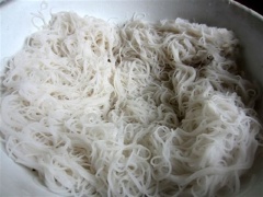 Bún tươi đem trụng qua nước sôi, vớt ra, để ráo nước. Thịt bò rửa sạch, cắt nhỏ.
