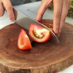Cà chua cắt múi cau. Rau muống cọng cắt khúc 3cm. Bắp cải cắt miếng vuông. Ngò gai, ngò om cắt khúc 1cm.