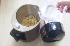 Trái táo gọt vỏ, bỏ lõi và hạt, thái nhỏ. Cho táo đã cắt vào máy xay sinh tố, thêm 500ml nước ấm xay nhuyễn. Sau đó cắt đôi chanh dây, múc hạt chanh dây cho vào táo trộn đều.
