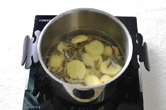 Khoai tây gọt vỏ thái miếng vừa ăn. Cho khoai tây, cá cơm khô vào nồi thêm lượng nước ngập mặt khoai và cá. Thêm tương ớt, ớt bột, nước tương vào đun sôi rồi hạ nhỏ lửa đun khoảng 15 phút.