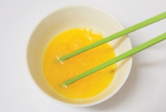 Trong thời gian bánh nghỉ, bạn pha màu quết bánh. Sử dụng 2 lòng đỏ trứng vịt, 1 lòng đỏ trứng gà, 2 muỗng canh dầu mè vào chén, khuấy đều (có thể cho thêm 2-3 muỗng cà phê lòng trắng trứng vịt). Rây hỗn hợp quết qua rây cho thật mịn để loại bỏ những cặn, bã. Dùng cọ quết hỗn hợp lòng đỏ trứng vịt và lòng đỏ trứng gà lên bánh. Cuối cùng, cho bánh vào lò nướng ở tầng 2 10 phút ở nhiệt độ 200 độ C (lửa trên và dưới). Cứ 5 phút lấy khay ra, đổi ngược khay nướng lại ở tầng 3, tiếp tục nướng đến khi hết thời gian.