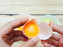 Tách riêng lòng đỏ và lòng trắng. Món này chúng ta chỉ sử dụng lòng đỏ thôi nhé. Đánh tan 5 lòng đỏ trứng vừa tách. Đường thốt nốt cắt nhỏ hoặc đập vụn cho đường nhanh tan hơn khi nấu. Lá dứa rửa sạch, cắt khúc.