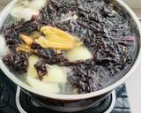 …sốt đậu nành trắng, đường, và nước. Nấu ở lửa vừa trong 1 tiếng.