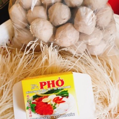 Sau khi hầm cho nước ngọt thì bỏ bò viên vào. Tiếp đó, bỏ viên phở vào, nêm nếm bột nêm. bột ngọt nấu thêm khoảng 15 phút thì tắt bếp. Múc ra tô, bỏ đầu hành trắng, rắc hành lá và tiêu lên phía trên. Đây là xong phần nước súp bò viên.