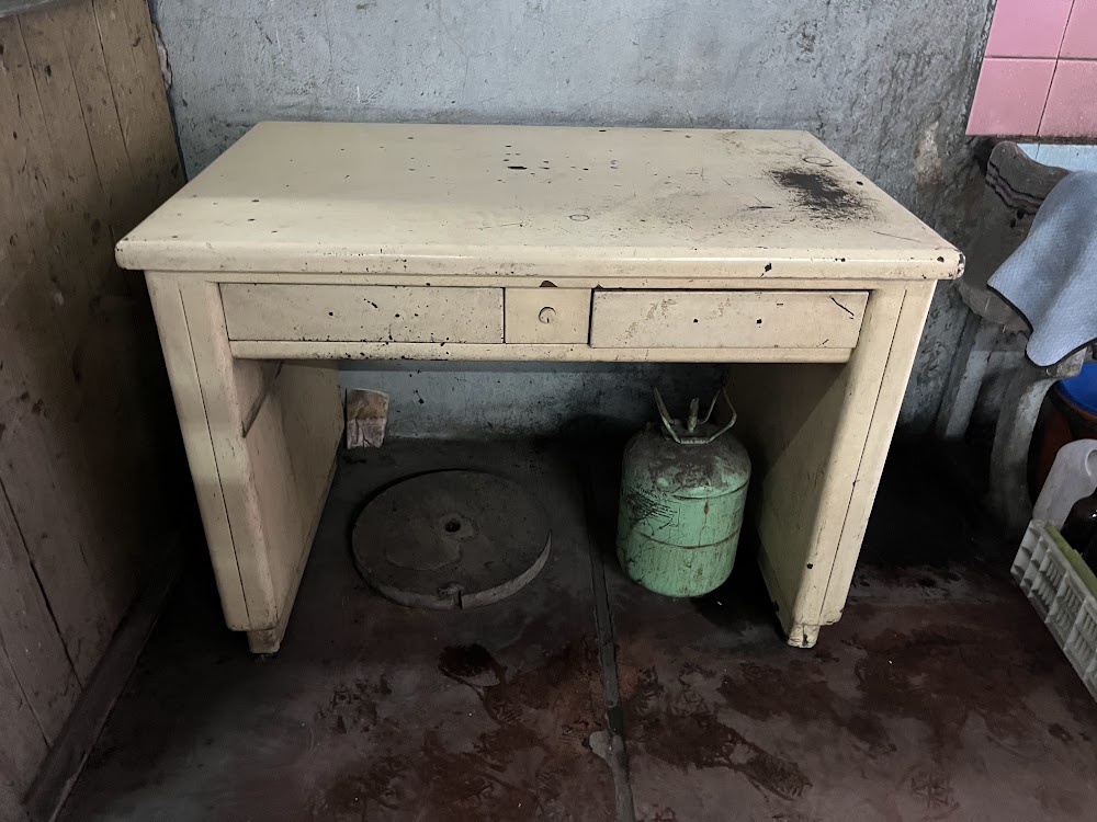 Escritorio metálico color amarillo con cajonera