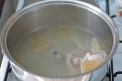 Đun sôi nước và cho xương gà vào nình troong vòng 1 tiếng hoặc đến khi nào cảm thấy xương mềm.
