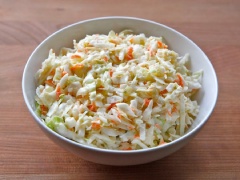 Khi ăn, trộn nước sốt mayonnaise với phần cà rốt bắp cải là bạn đã hoàn thành rồi. Món Salad này cực kì đơn giản, dễ làm, không mất nhiều thời gian cho bữa ăn gia đình đâu.