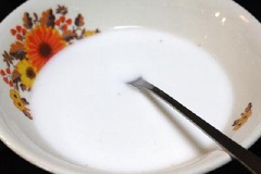 Hòa tan bột sắn dây với 1/2 chén nước lọc trong tô. Mè đen cho vào máy xay sinh tố, thêm 1/2 chén nước lọc, xay nhuyễn.