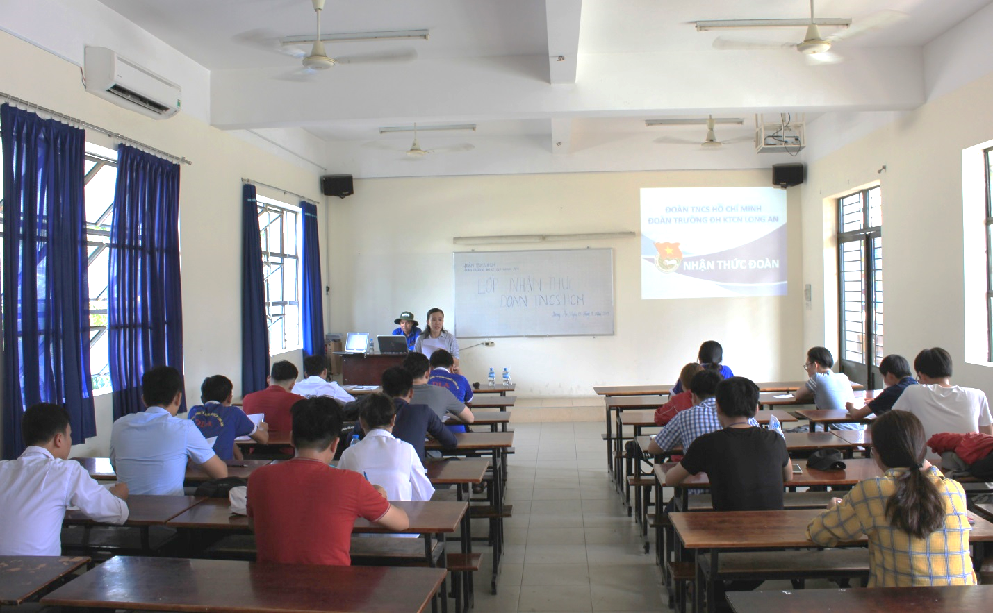 Đ/c Nguyễn Thị Như Ý – UV.BTV Đoàn trường hướng dẫn thanh niên ưu tú, sinh viên tập hát bài truyền thống của Đoàn