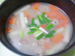 Cho nồi sạch lên bếp với 1 muỗng canh dầu ăn đun nóng dầu rồi phi tỏi cho thơm. Cho đuôi heo vào xào cùng 1 muỗng canh nước mắm, 1/4 muỗng cà phê muối, 1 muỗng cà phê hạt nêm đảo đều cho thấm gia vị. Cho lượng nước vừa đủ vào nồi rồi hầm cho đến khi đuôi heo mềm. Cho cà rốt, củ sen, su hào vào hầm cho rau củ gần chín mới cho nốt bí đỏ vào (bí đỏ rất nhanh chín nên cho sau).