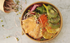 Khi ăn, rưới nước sốt lên mặt và trộn đều. Bạn có thể cho salad vào tử lạnh 15 phút trước khi ăn để salad được tươi giòn hơn nhé! Chúc các bạn thành công!