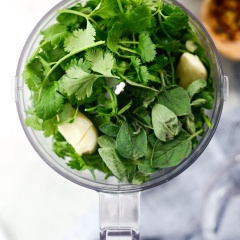 Ngò tây, ngò rí, hành lá, lá oregano rửa sạch, để ráo. Tỏi bóc vỏ. Cho hành lá, ngò tây, ngò rí, lá oregano, tỏi vào máy xay xay nhuyễn hỗn hợp rau. Sau đó cho hỗn hợp này ra tô lớn.
