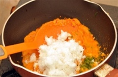 Làm nóng 2 muỗng canh dầu ăn trên lửa vừa, trộn hỗn hợp tôm và cá xay nhuyễn với lá chanh, sả, ớt cùng với 5ml nước me. Thêm vào 1/3 muỗng cà phê muối, 1/3 muỗng cà phê tiêu và 1 muỗng canh đường nâu, sau đó cho dừa nạo vào trộn cùng thêm 2 phút rồi tắt bếp.