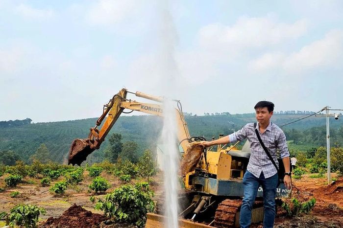 Cận cảnh giếng nước tự phun lên cực mạnh ở Gia Lai - Báo Tiền Phong