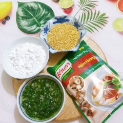 Làm Mỡ Hành Và Nước Chấm Ăn Kèm: Bắc chảo chống dính lên bếp, cho thêm 3 muỗng canh dầu ăn, đun lên cho đến khi dầu nóng thì cho ít muối rồi cho hành vào đảo sơ thêm 1 phút rồi tắt bếp. Cho bánh bột lọc vào nhẹ nhàng trộn đều rồi vớt ra. Làm nước chấm: 2 muỗng nước mắm chay, 2 muỗng đường, 10 muỗng nước, 1 muỗng nước cốt chanh và ớt băm nhuyễn.