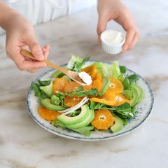 Xếp các nguyên liệu đã cắt ra đĩa. Phết lên chút phô mai Ricotta, cuối cùng rưới hỗn hợp dầu giấm lên nữa là được nhé! Khi dùng trộn đều lên.